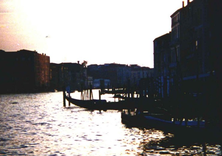 1 - Grand Canal. Gondoles à quai le soir